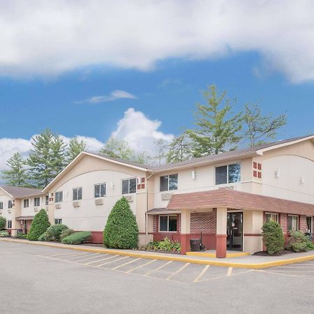 Super 8 By Wyndham Queensbury Glens Falls Bagian luar foto
