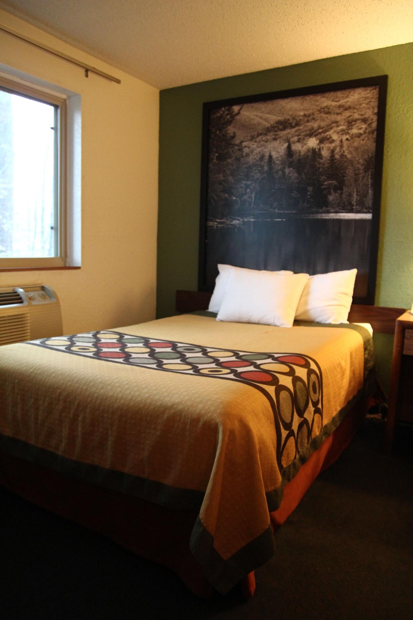 Super 8 By Wyndham Queensbury Glens Falls Bagian luar foto