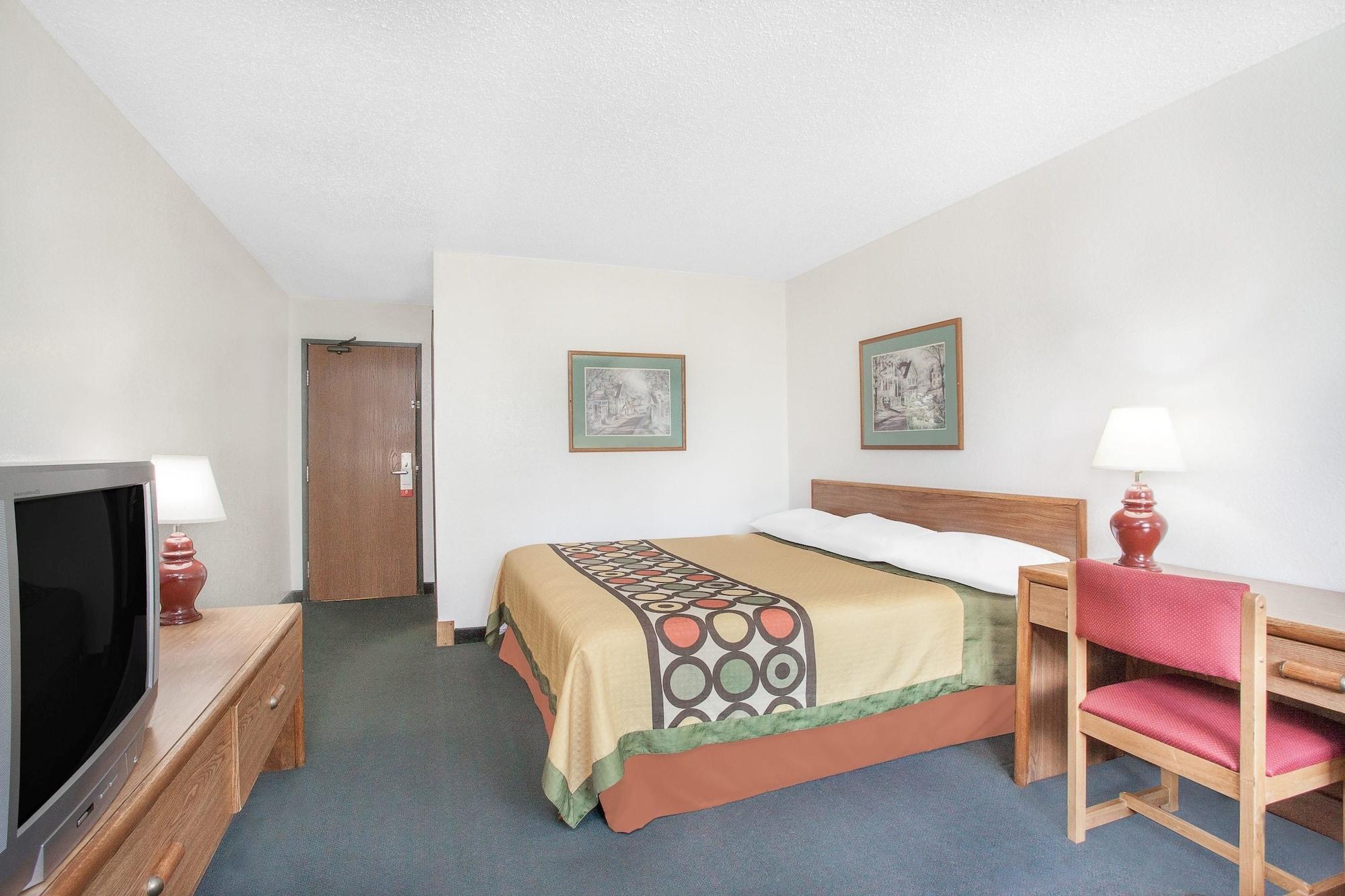 Super 8 By Wyndham Queensbury Glens Falls Bagian luar foto