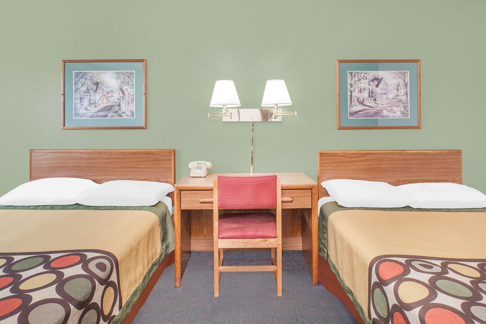 Super 8 By Wyndham Queensbury Glens Falls Bagian luar foto