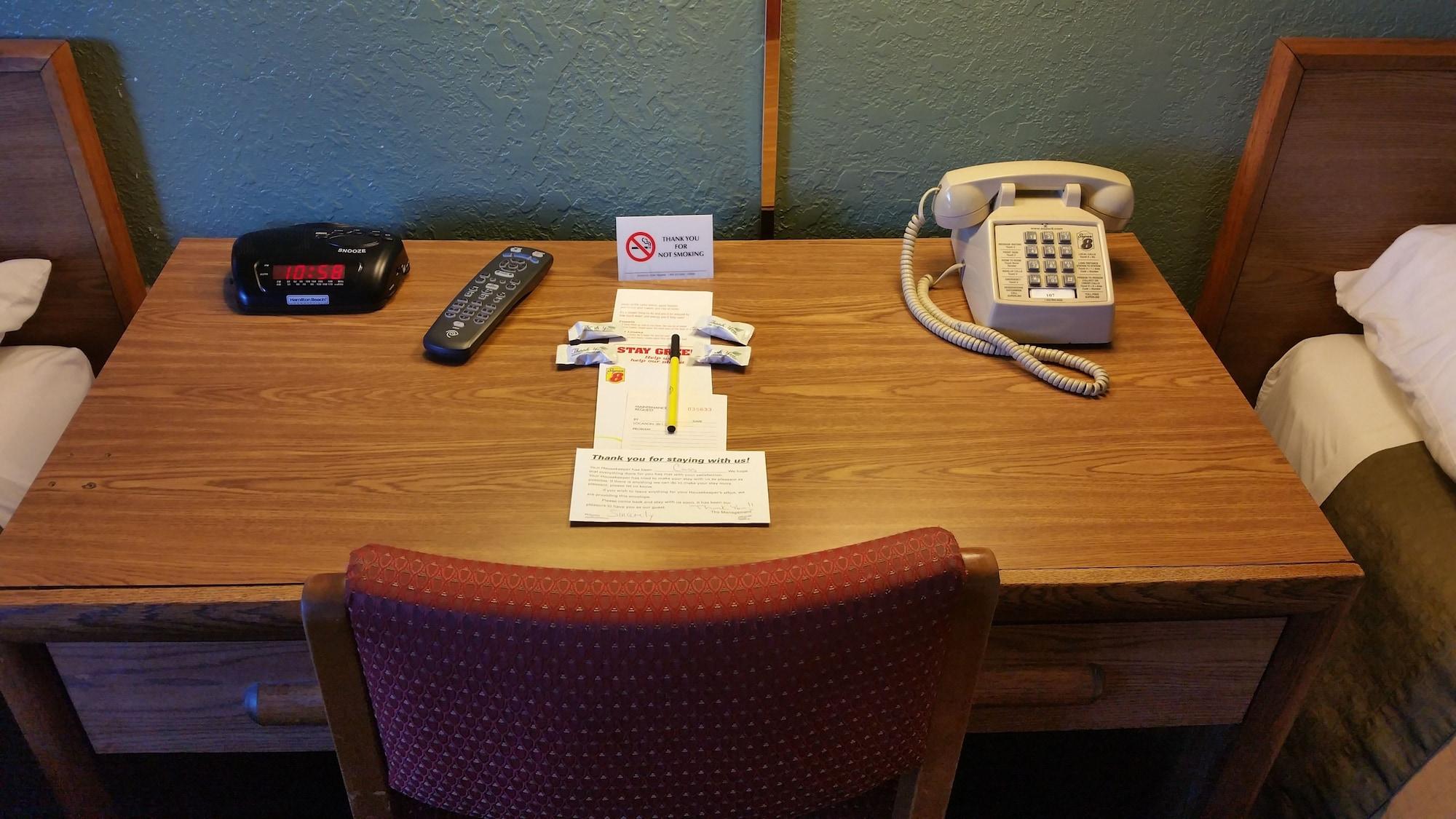 Super 8 By Wyndham Queensbury Glens Falls Bagian luar foto