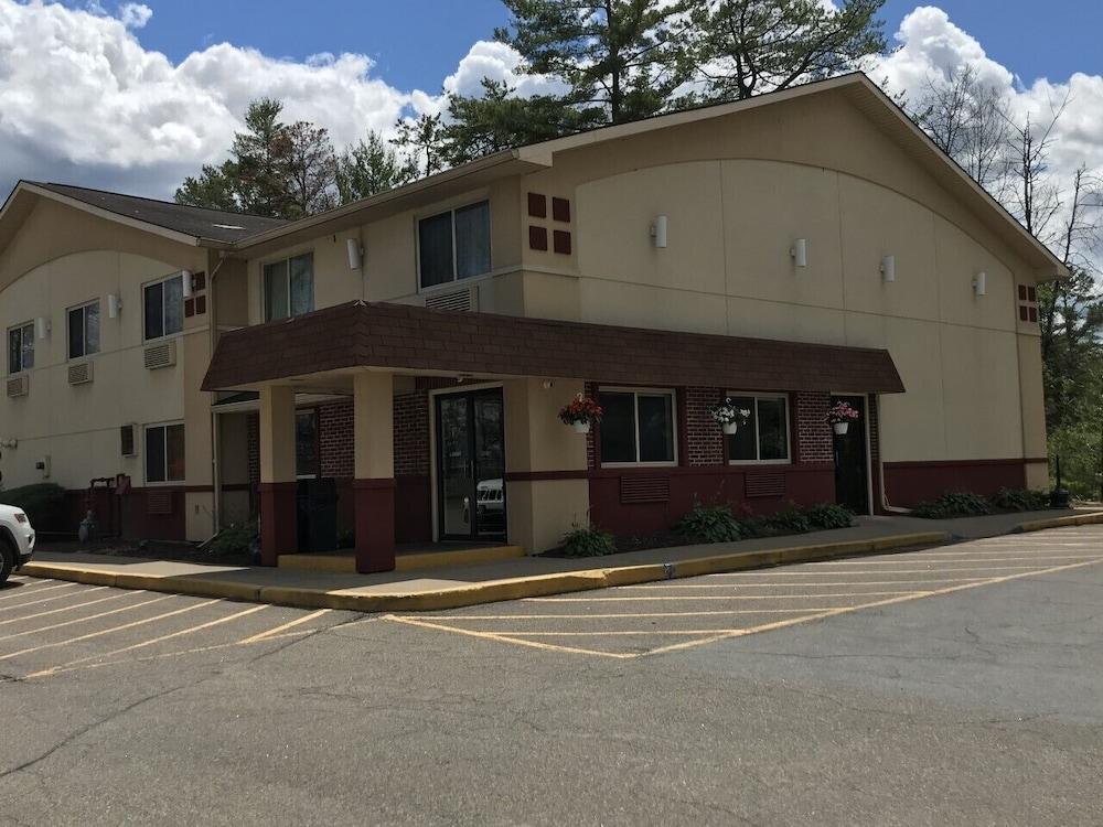 Super 8 By Wyndham Queensbury Glens Falls Bagian luar foto