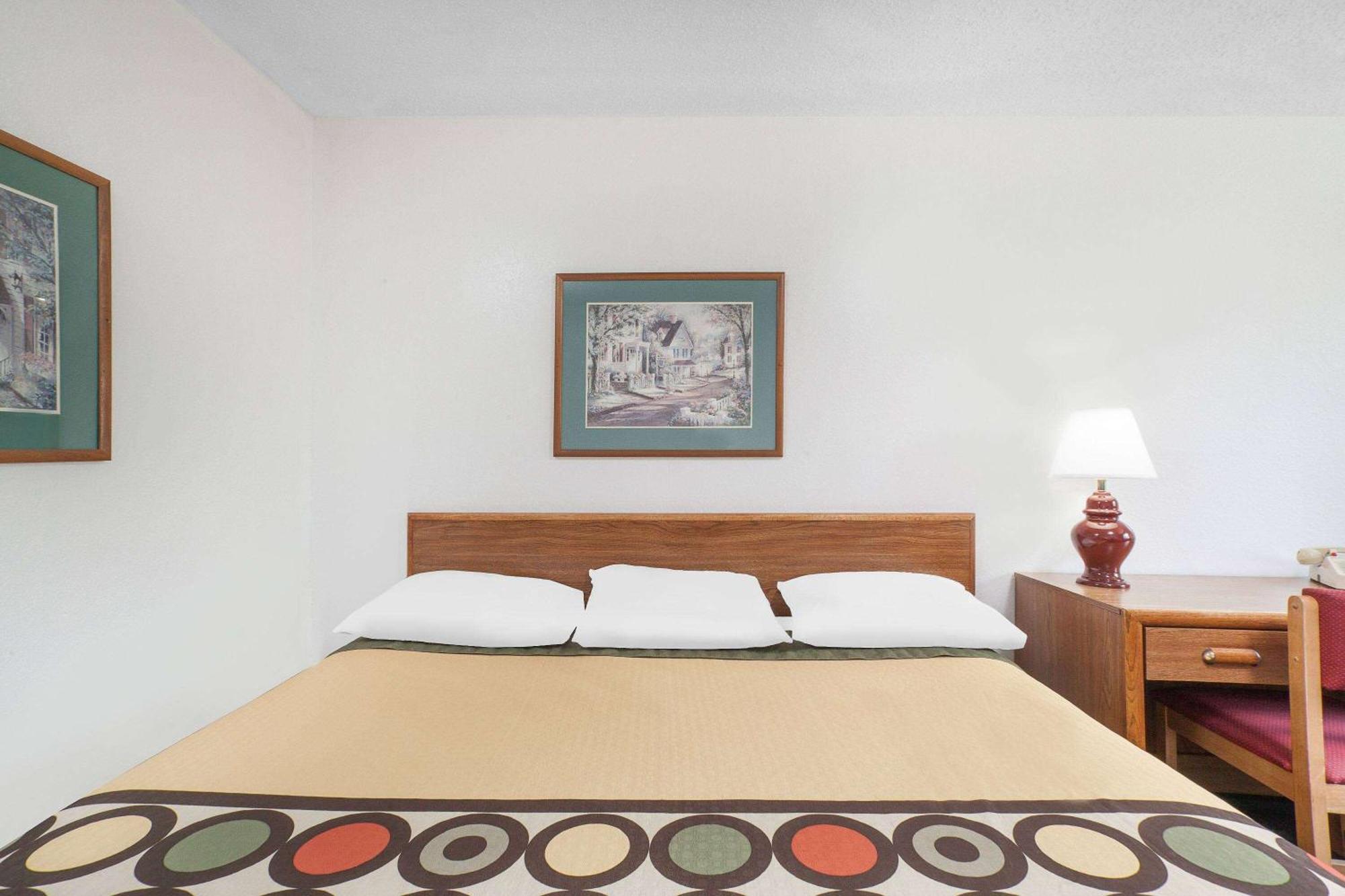 Super 8 By Wyndham Queensbury Glens Falls Bagian luar foto