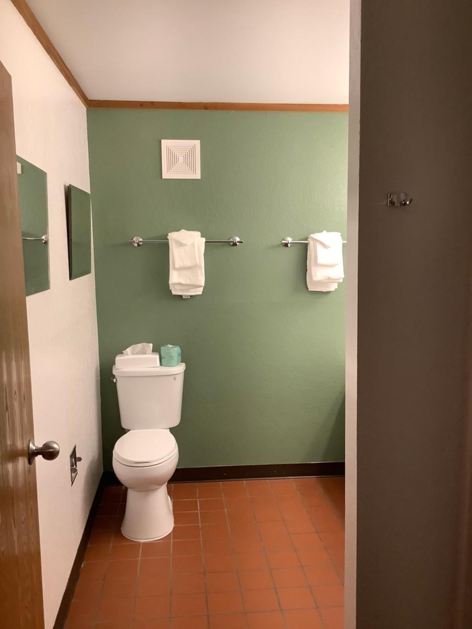 Super 8 By Wyndham Queensbury Glens Falls Bagian luar foto